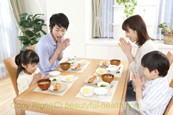 夫婦と子供で食事している風景の画像写真